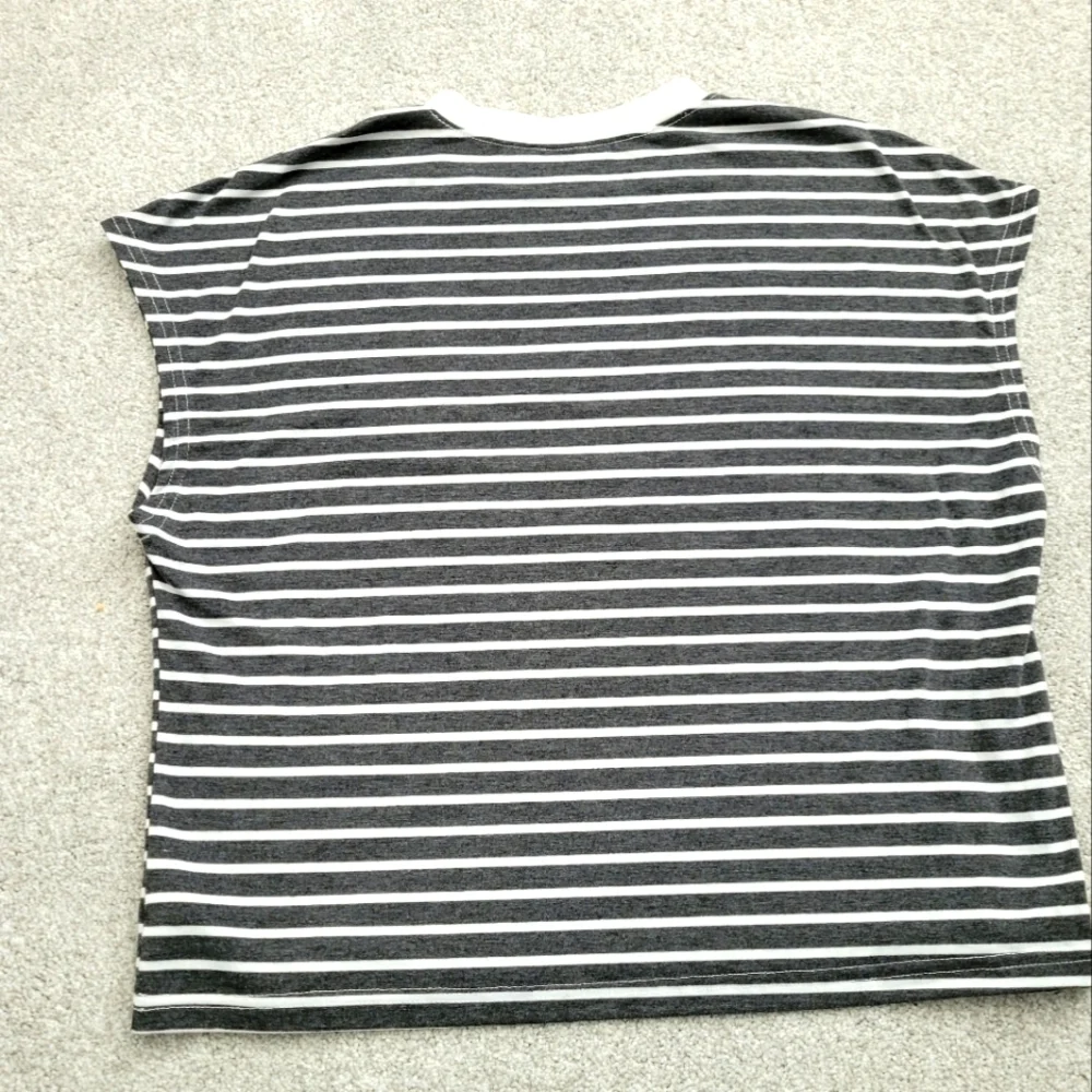 ✨SHEIN EZwear Striped Print Heart Patched Batwing Sleeve Tee✨ - Picture 4 of 6